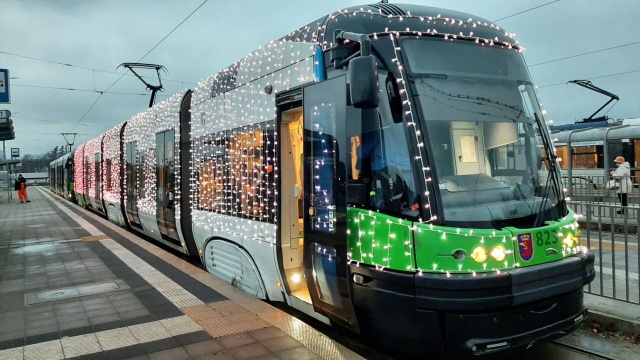 Perełka i Świąteczna 7 wracają na szczecińskie tory. Tramwaje przyozdobione świątecznymi lampkami wyjadą na ulice miasta w Mikołajki 6 grudnia.