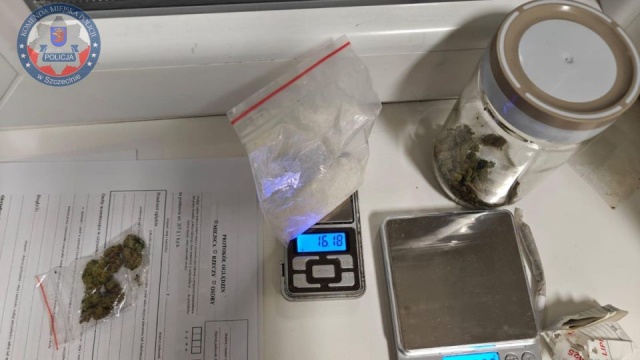 Pomylił policjantów z klientami i wręczył im narkotyki. Szczecińscy funkcjonariusze zatrzymali handlarza na klatce schodowej.