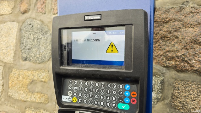 Nieczynne, stojące dla dekoracji i przede wszystkim dezorientujące kierowców. Parkomaty przy dworcu PKP w Szczecinie wprowadzają chaos. Choć parkowanie m.in. przy ulicy Kolumba teraz jest darmowe, wiele osób płaci przez aplikację, bo boją się mandatu.