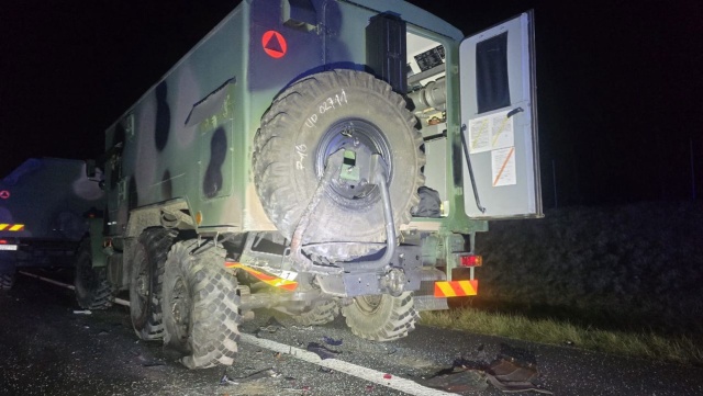 Jedna osoba poszkodowana w zderzeniu osobówki i pojazdu wojskowego na S6.