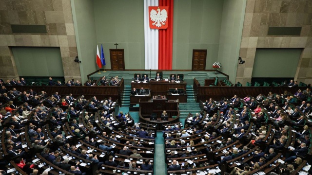 Sejm opowiedział się w czwartek za poprawkami Senatu do ustawy mającej poprawić bezpieczeństwo ruchu drogowego, która wprowadza m.in. kary więzienia za rażące przekroczenie prędkości. Teraz ustawa trafi do podpisu prezydenta.