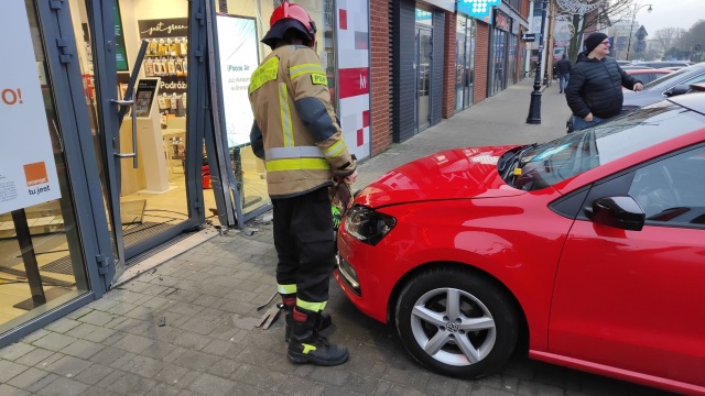 Kobieta wjechała samochodem w salon sieci komórkowej. Do zdarzenia doszło około godz. 9 przy ulicy Armii Krajowej w Kołobrzegu.