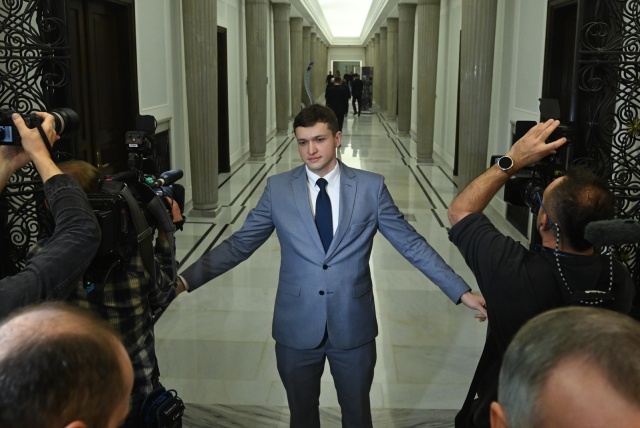 W piątek ok. godz. 11 zakończyła się utajniona część obrad Sejmu, podczas której premier Donald Tusk przedstawił informację ws. bezpieczeństwa państwa. Po przerwie, po godz. 11.30 posłowie wznowią prace w trybie jawnym zajmą się wetem prezydenta Karola Nawrockiego do ustawy o rynku kryptoaktywów.