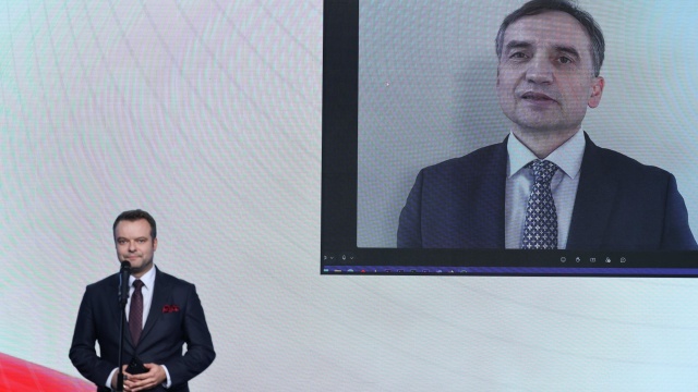 B. szef MS, poseł Zbigniew Ziobro zadeklarował w piątek, że stawi się w kraju w ciągu kilku godzin, jeśli zostanie przywrócony losowy przydział spraw sędziom, zostaną przywróceni nielegalnie odwołani prezesi sądów oraz legalna władza w prokuraturze, w tym legalny prokurator krajowy.