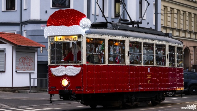 Jest czerwony, przyozdobiony lampkami, a prowadzi go św. Mikołaj - zabytkowy tramwaj Perełka wyjechał na ulice Szczecina.