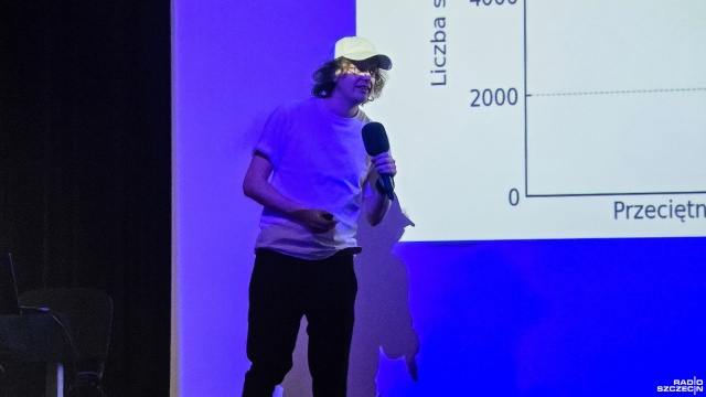 W najbliższym czasie czeka nas zalew piosenek generowanych przez Sztuczną Inteligencję - prognozuje twórca cyfrowy Adrian Kilar.