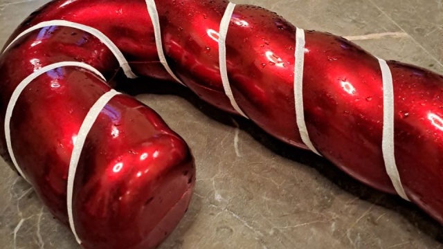 Jak informuje szczeciński magistrat zniknęło kilka ozdób, między innymi zawieszki w kształcie cukrowych, czerwono-białych lasek.