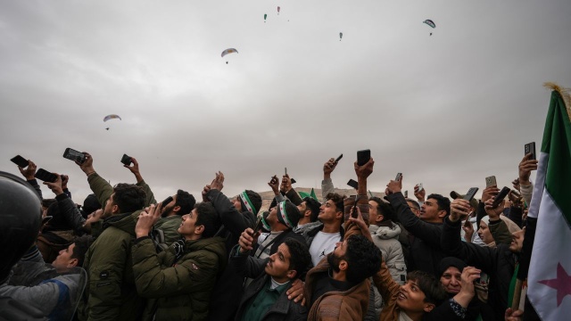 8 grudnia ubiegłego roku islamistyczne bojówki odsunęły od władzy Baszara al-Asada. Dyktator żelazną ręką rządził Syrią przez 25 lat i odpowiada m.in. za gigantyczne zniszczenia w kraju po kilkunastoletniej wojnie domowej.