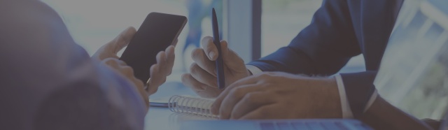 Udział w przetargu to szansa na stabilne zlecenie i rozwój. Zanim jednak dojdzie do podpisania umowy, trzeba przebrnąć przez etap składania oferty. I nie chodzi tylko o zaproponowaną cenę czy jakość usług, ale o coś znacznie bardziej przyziemnego: komplet dokumentów. To one są często pierwszą barierą nie do przejścia. Jeden brakujący załącznik, nieaktualna data, niedopatrzenie w podpisie i nawet najlepsza oferta może zostać odrzucona.