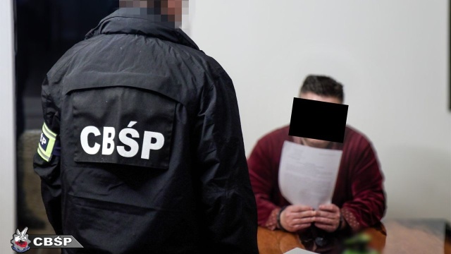 Policja i Straż Graniczna rozbiły grupę przestępczą zajmującą się nielegalnym legalizowaniem pobytu cudzoziemców w Unii Europejskiej. Z nielegalnego procederu mogło skorzystać 1500 obywateli Uzbekistanu, Tadżykistanu, Turcji i innych państw.