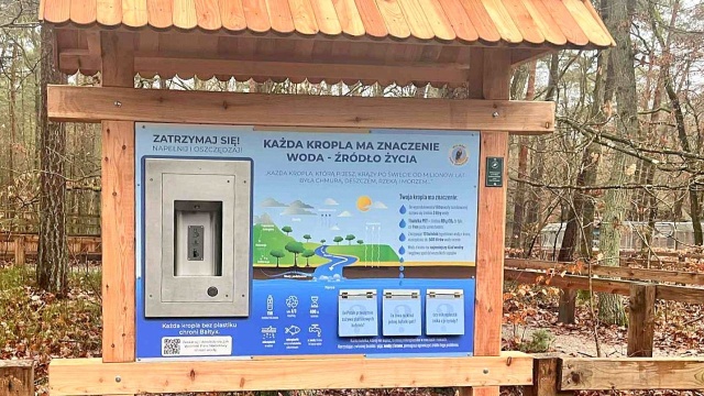 Interaktywna tablica informacyjna z zamontowanym dystrybutorem wody pojawiła się w Zagrodzie Pokazowej Żubrów.