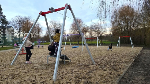 Karuzele, tyrolka, równoważnia i huśtawki w Płoni. Przy ul. Kołbackiej zakończył się pierwszy etap realizacji jednego ze zwycięskich projektów Szczecińskiego Budżetu Obywatelskiego.