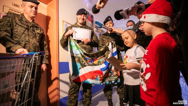 Wojskowi z Brygady Wsparcia Dowodzenia korpusu NATO w Szczecinie wrócili z Laponii z prezentami dla małych pacjentów szczecińskiego oddziału im Świętego Mikołaja.