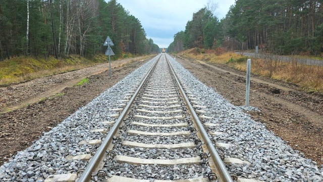 Od niedzieli będziemy sprawniej i bezpieczniej jeździć pociągami między Wałczem a Kaliszem Pomorskim. To za sprawą robót prowadzonych na linii kolejowej pomiędzy Piłą a Ulikowem.