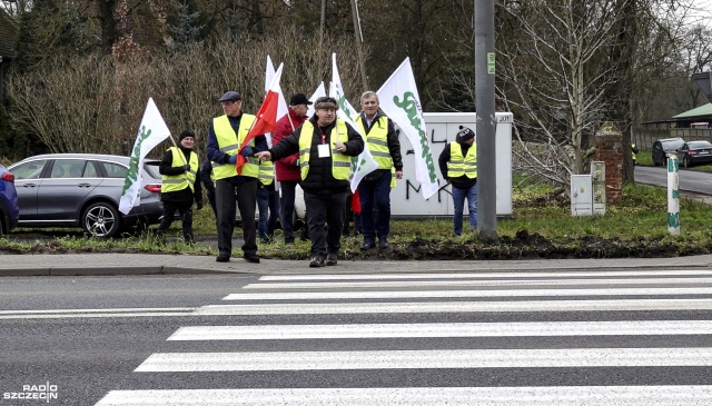 Po raz kolejny zachodniopomorscy rolnicy zablokowali drogi w regionie. Protesty trwają od dwóch miesięcy. Jak mówią ich uczestnicy - możliwe jest ich przedłużenie w przyszłym roku.