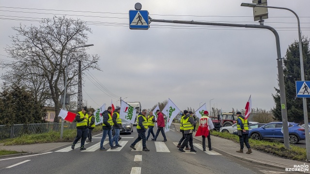 Po raz kolejny zachodniopomorscy rolnicy zablokowali drogi w regionie. Protesty trwają od dwóch miesięcy. Jak mówią ich uczestnicy - możliwe jest ich przedłużenie w przyszłym roku.