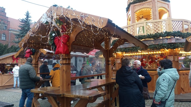 Sobota na szczecińskim Jarmarku Bożonarodzeniowym upłynie pod znakiem kreatywności, rodzinnej integracji i artystycznych wrażeń. Będą konkursy, warsztaty tworzenia ozdób świątecznych czy pokazy taneczne, a na miejscu jest nasza reporterka, Anna Klimczyk.