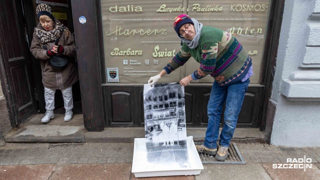 Wielkie otwarcie wielkiej kamery, czyli historia o tym, jak Szczecin wszedł w kadr. Witryna dawnego zakładu fotograficznego Foto Krystyna przy ulicy Bałuki w Szczecinie zamieniła się w gigantyczny aparat fotograficzny.