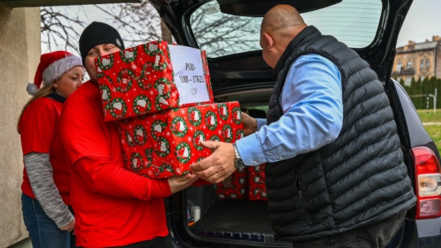 Prezenty przygotowane przez darczyńców trafiają do potrzebujących. Trwa weekend cudów Szlachetnej Paczki.