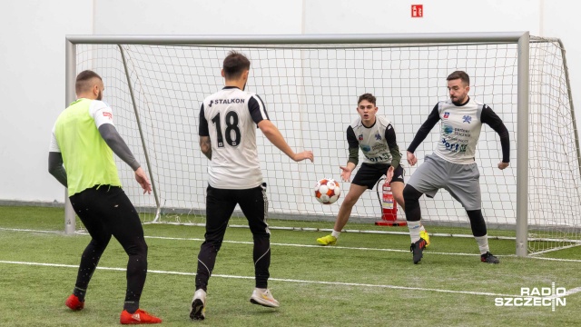 Około 80 zawodników, sześć drużyn i masa sportowych emocji. Duch pomagania, rywalizacji i świąt wypełnia w niedzielę boisko pod balonem przy ulicy Stołczyńskiej w Szczecinie. Trwa tam piłkarski turniej charytatywny Północ dla Adasia Orlika. A to wszystko, by wspomóc zbiórkę na leczenie chłopca.