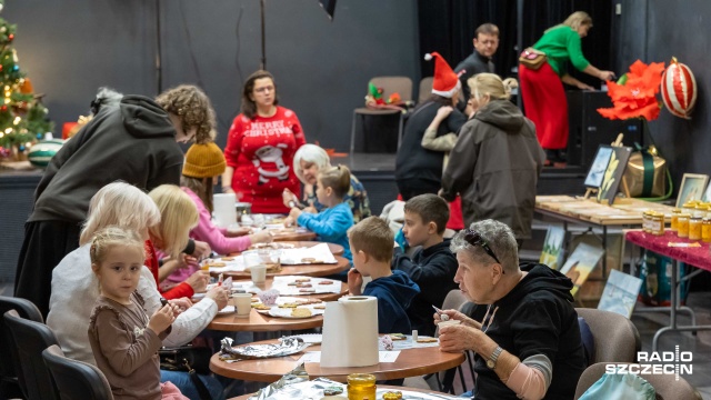 Ozdabianie pierników, sesja zdjęciowa ze świętym Mikołajem i stoiska z lokalnym rękodziełem. To świąteczne atrakcje, które czekają na odwiedzających Świąteczny Jarmark Rozmaitości w Klubie Delta w Dąbiu.