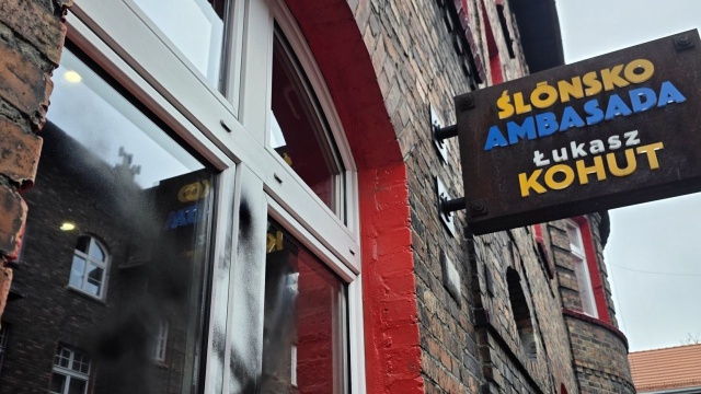 Nieznani sprawcy zdewastowali elewacje, okna i wejście do regionalnego biura europosła Łukasza Kohuta w Katowicach. Sprawcy namalowali swastyki.