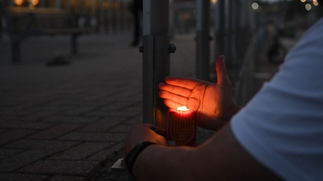 W zamachu terrorystycznym na plaży Bondi w Sydney zginęło w niedzielę co najmniej 16 osób - podały australijskie władze.
