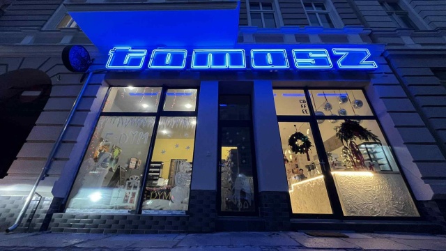 Neon TOMASZ znów świeci w Szczecinie. W latach 70. XX w. był szyldem należącym do sklepu z męską odzieżą, dziś odrestaurowany i przywrócony do dawnej formy, znowu oświetla ulicę Rayskiego.