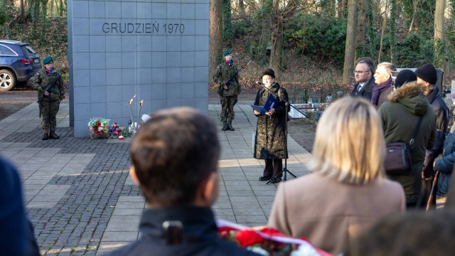 Wyszli na ulice, aby walczyć o naszą wolność i my dzisiaj czcimy ich pamięć. Przed pomnikiem Ofiar Grudnia 1970 na Cmentarzu Centralnym w Szczecinie złożono kwiaty i zapalono znicze.