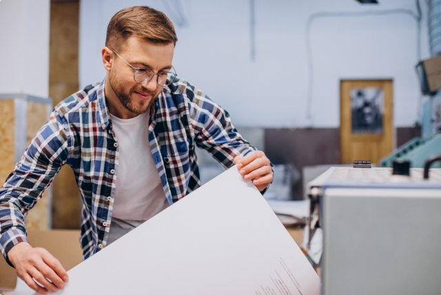 Wizerunek marki w dużej mierze opiera się na spójnej i widocznej komunikacji wizualnej. Materiały reklamowe wykorzystywane w przestrzeni publicznej muszą być nie tylko atrakcyjne graficznie, ale także trwałe i odporne na działanie czynników zewnętrznych. Jedną z technologii, która od lat doskonale sprawdza się w promocji marki, jest druk solwentowy. Jego wszechstronność i wysoka odporność sprawiają, że jest chętnie wybierany do realizacji nośników reklamowych o dużym formacie.