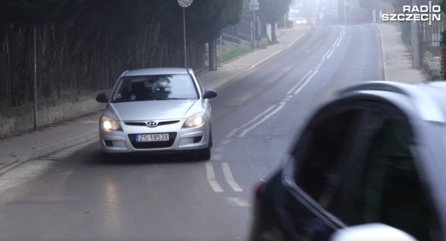 Mylą chodnik z jezdnią - twierdzą mieszkańcy szczecińskiego Osowa, którzy skarżą się na niebezpieczne zachowania kierowców. Problem - według nich - stwarza ulica Miodowa.