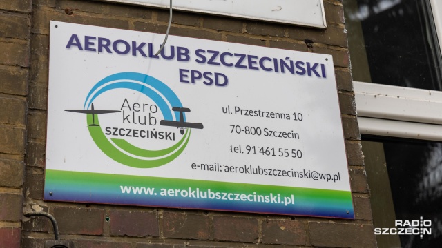 Nie milkną echa poniedziałkowej wizyty radnych na lotnisku w szczecińskim Dąbiu. Podczas wyjazdowego posiedzenia dwóch komisji - ds. gospodarki komunalnej i ds. sportu - doszło do konfrontacji radnych z prezesem Aeroklubu Szczecińskiego, który zarządza obiektem.