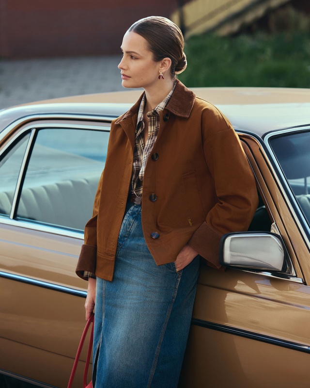 Zastanawiasz się, jak się ubrać na rozmowę o pracę zimą Chłód, śnieg i wiatr potrafią skutecznie utrudnić stworzenie eleganckiej stylizacji, która jednocześnie będzie ciepła i profesjonalna. Na szczęście da się połączyć komfort z klasą. Ten poradnik podpowie Ci, jak to zrobić.