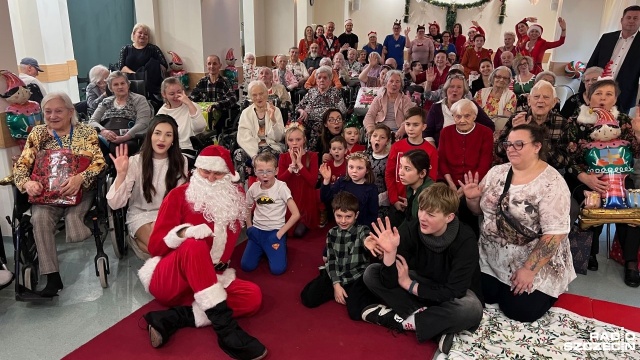 Prezenty trafiły do seniorów z ulicy Kruczej.