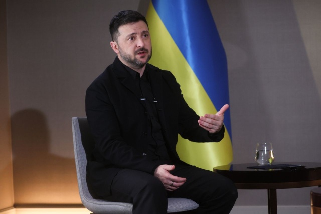 Wołodymyr Zełenski nie wierzy w dobre intencje Władimira Putina. Ostrzega, że rosyjski dyktator nie zatrzyma się na Ukrainie i pójdzie dalej. W specjalnym wywiadzie dla mediów publicznych: TVP, Polskiego Radia i PAP, ukraiński prezydent powiedział, że rosyjską agresję można zatrzymać gwarancjami bezpieczeństwa i sankcjami gospodarczymi.