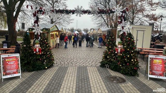 Wielka przedświąteczna impreza w Świnoujściu. Przy Placu Rybaka trwa Jarmark Bożonarodzeniowy.