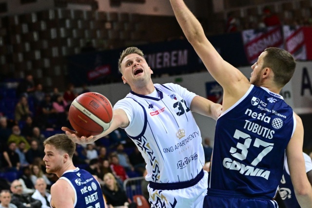 Koszykarze Kinga Szczecin wygrali w sobotę z prowadzącą w tabeli przed 12. kolejką rozgrywek Arką Gdynia 90:81.