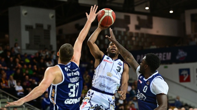 Koszykarze Kinga Szczecin wygrali w sobotę z prowadzącą w tabeli przed 12. kolejką rozgrywek Arką Gdynia 90:81.