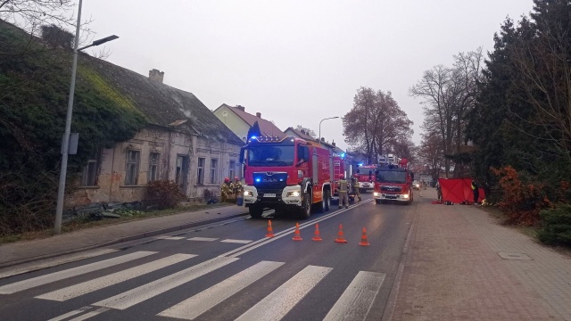 W pożarze domu jednorodzinnego w Wałczu zginęła jedna osoba. Do zdarzenia doszło około godziny 8 w budynku przy al. Zdobywców Wału Pomorskiego.