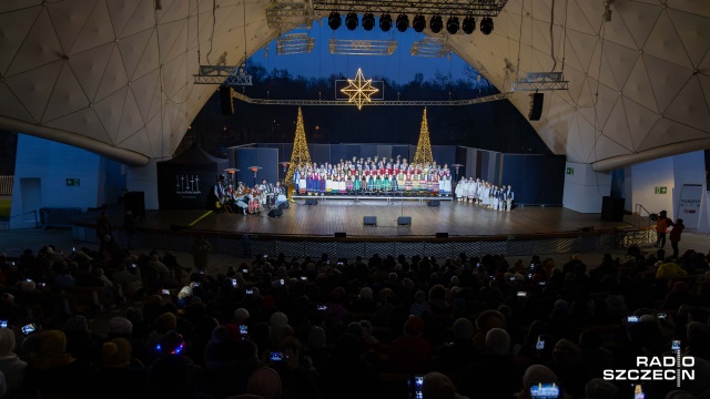 Bóg się rodzi, Lulajże Jezuniu czy też Gore gwiazda Jezusowi. Najpiękniejsze polskie kolędy i pastorałki wybrzmiały w niedzielę w szczecińskim Teatrze Letnim im. Heleny Majdaniec.