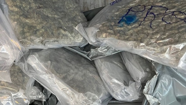 Wiózł samochodem 10 kilogramów narkotyków. Czujność policjantów ze sławieńskiej komendy wzbudził uszkodzony samochód.