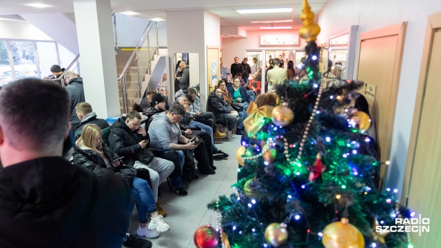 Przed świętami dużo osób planuje oddać krew. Krwiodawcy przyznają, że dodatkową zachętą były dwa dni wolnego.