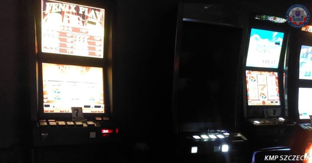 Policjanci z Wydziału do Walki z Przestępczością Gospodarczą znaleźli i zabezpieczyli trzy automaty do gier i siedem stanowisk komputerowych, na których zainstalowane były gry losowe.