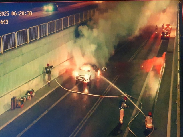 Uwaga kierowcy zmierzający w kierunku Świnoujścia. Przed wjazdem do tunelu doszło około 6.30 do pożaru auta osobowego.