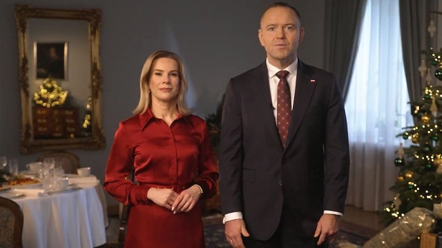 Para prezydencka apeluje o pielęgnację tradycji bożonarodzeniowych. Prezydent Karol Nawrocki i Pierwsza Dama Marta Nawrocka wspólnie złożyli życzenia świąteczne.