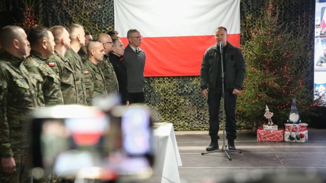 Karol Nawrocki przekazał podziękowania i wyrazy uznania żołnierzom i funkcjonariuszom, broniącym polskich granic. Z okazji Wigilii prezydent spotkał się z wojskowymi i strażnikami granicznymi w Jaryłówce na Podlasiu.