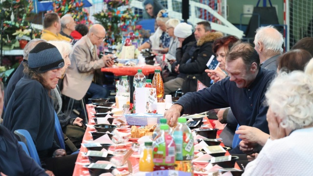 Trwa największa kolacja wigilijna w Kołobrzegu. Około 300 osób zebrało się w miejscowej hali Milenium. Wigilia bez samotności - pod takim hasłem zostało zorganizowane Miejskie Spotkanie Wigilijne.