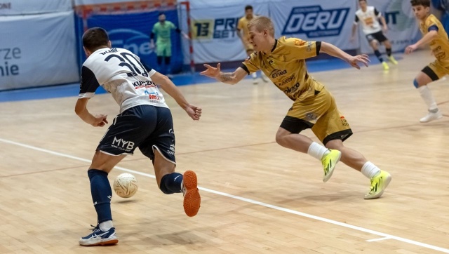 Jeśli nie osiągasz sukcesów - grając w rozgrywkach trawiastej, lokalnej czwartej ligi - to spróbuj swoich sił w futsalu. Zachęcają piłkarze, którzy reprezentują Szczecin w halowych rozgrywkach pierwszej ligi.
