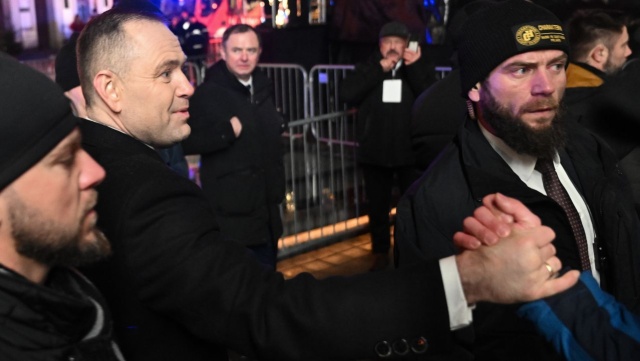 Nie milkną echa sobotniego wystąpienia prezydenta dotyczącego rocznicy Powstania Wielkopolskiego. Karol Nawrocki stwierdził, że Polska wspólnota narodowa jest otwarta na zachód, ale też gotowa do obrony zachodniej granicy Rzeczpospolitej.