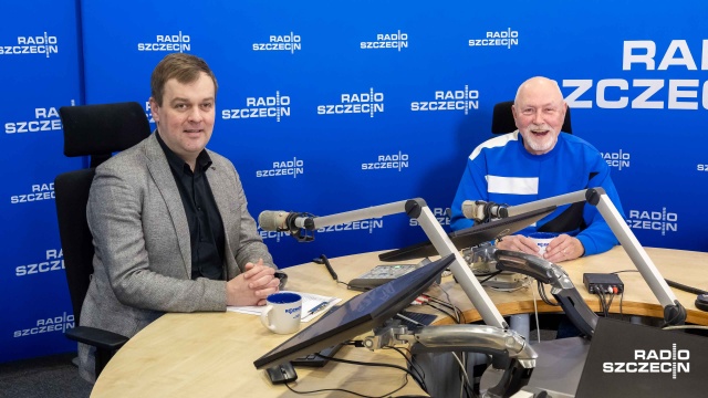 Tu nigdy nie wiadomo, co przyniesie dzień - i to jest najpiękniejsze. Głos Radia Szczecin pozwala zajrzeć za kulisy pracy lektora. Mowa o Jacku Brzostyńskim, którego od blisko 10 lat można usłyszeć na naszej antenie w reklamach, zapowiedziach programów, materiałach promocyjnych czy audiobookach.